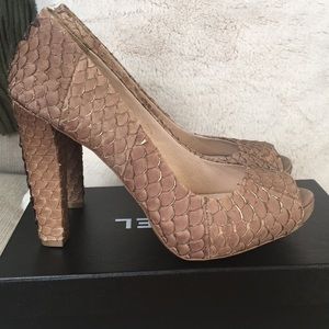 House of Harlow 1960 Peep toed heels